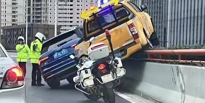 上海内环两车斗气一车险从高架坠落，路怒不可取！