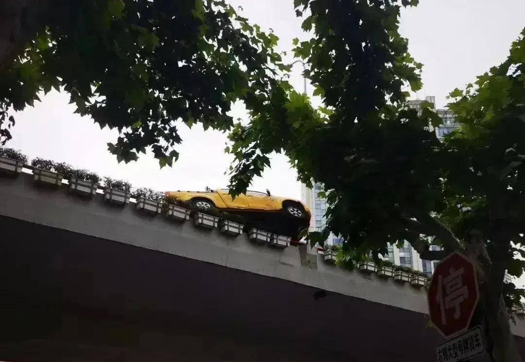 上海内环两车斗气一车险从高架坠落，路怒不可取！