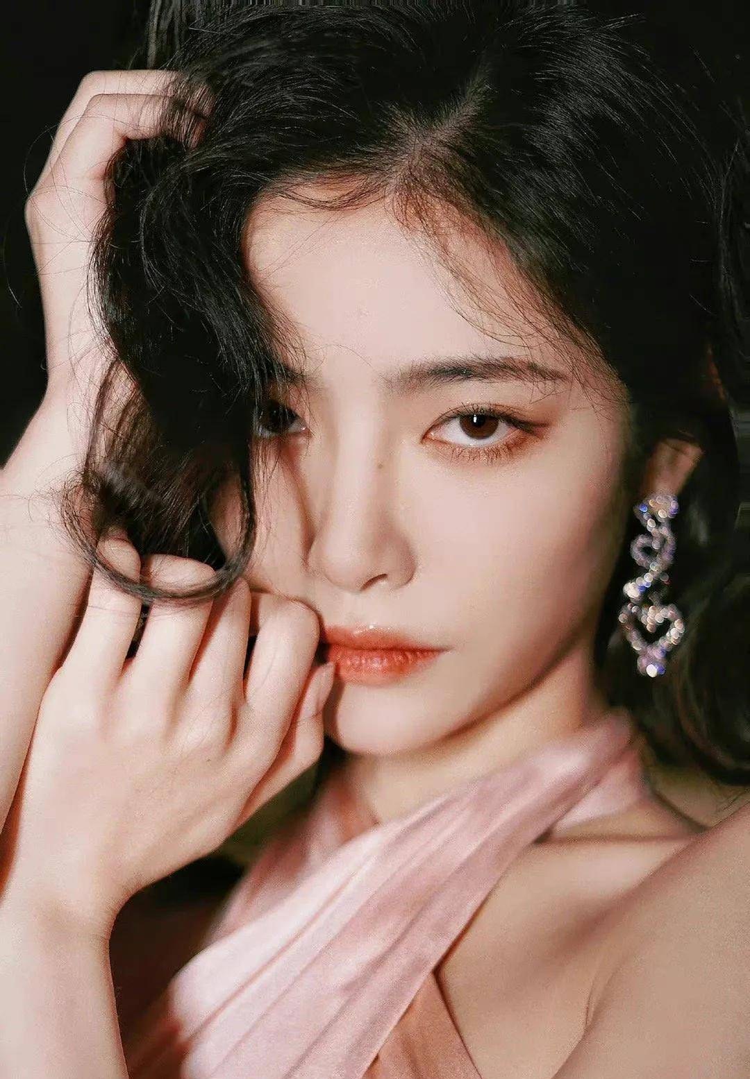 原创许佳琪惊呆了！穿挂脖粉裙挡不住“光”，复古时髦高级妩媚
