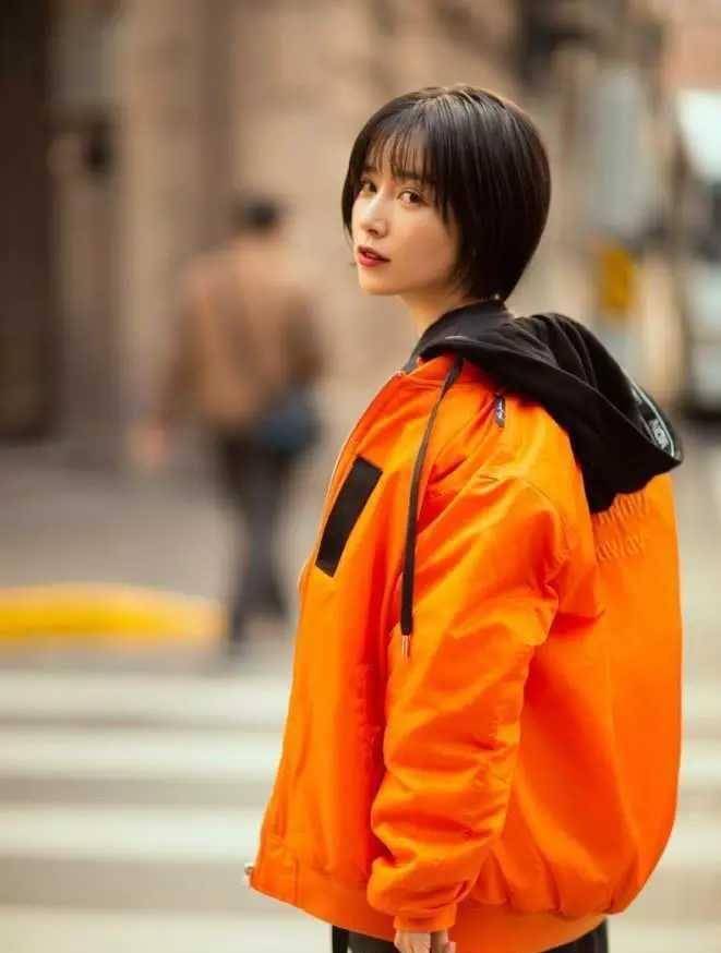 阚清子发文称自己又靠近爱穿面开云 开云体育官网包服配格子裤31岁初恋感满满