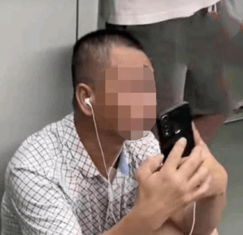 大叔地铁玩手机被女子质疑偷拍，当场自证清白，事后被发网上称“猥琐男”！