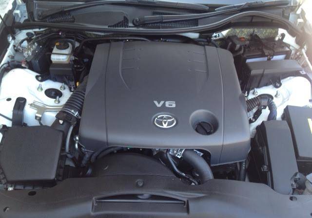 芒果体育全新丰田锐志运动版现身实拍身披熏黑套件＋四出排气配35L V6(图4)