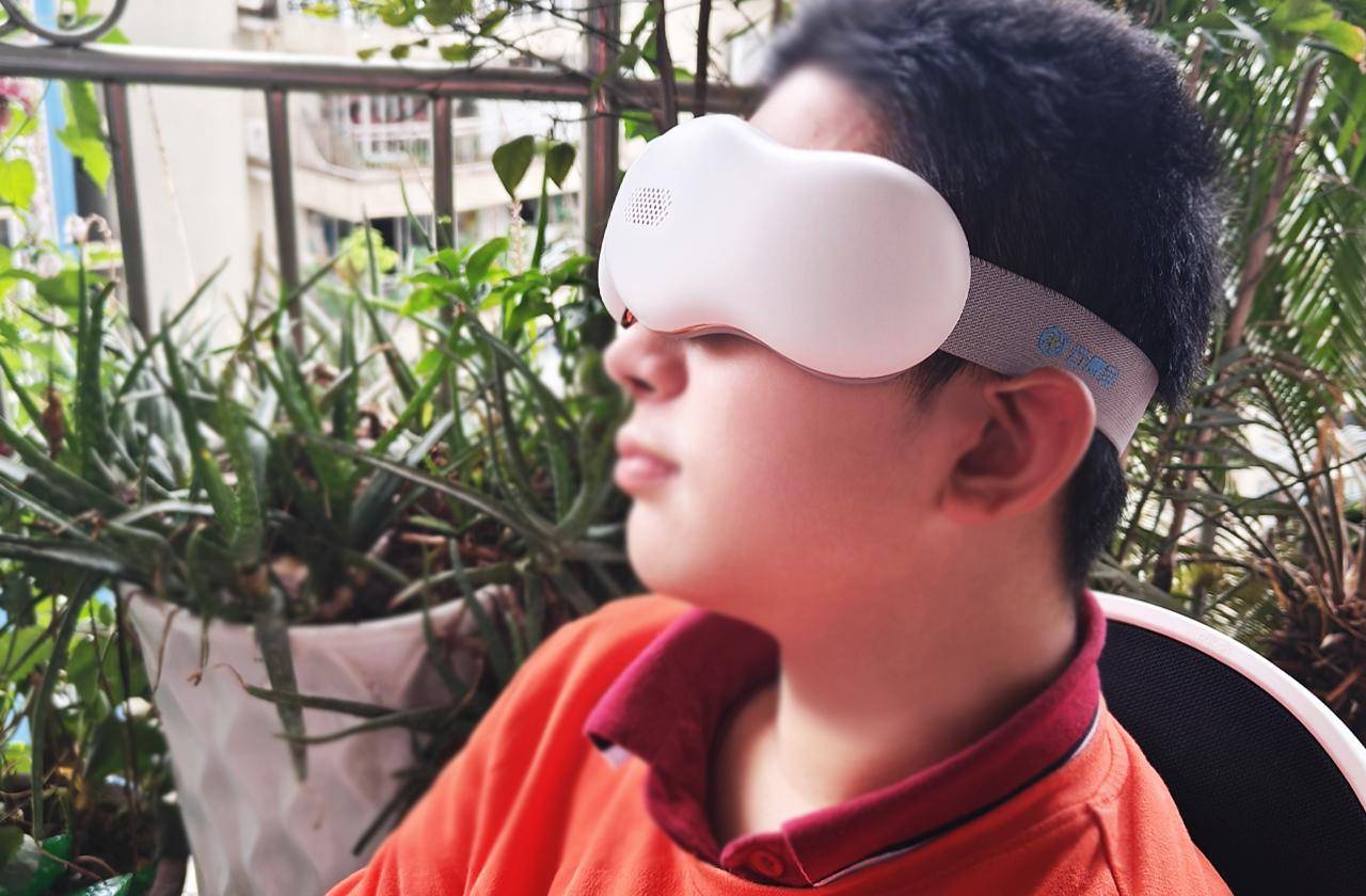 原创
            孩子学习的护眼小神器，云康宝眼部按摩仪丨云康宝j2