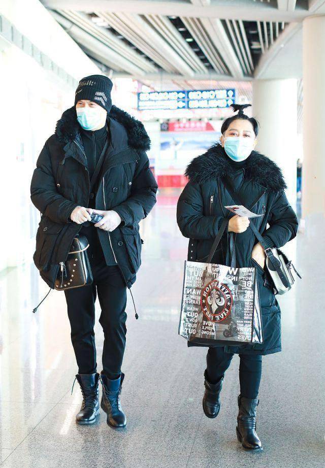 62岁徐锦江罕见携老婆亮相，玩叠穿时髦年轻，妻子扎冲天辫太抢镜