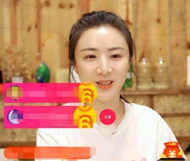 从直播画面中,我们可以看到何老师,彭昱畅等人都在现场,看来薇娅是作