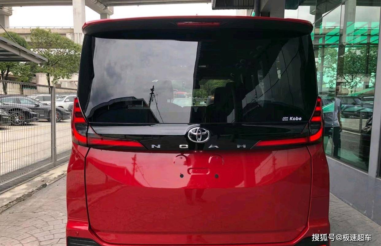 新版丰田NOAH海外亮相，造型规整大气，三排七座大空间，2.0L+CVT