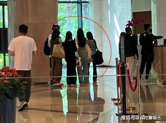 原创小S拖家带口现身厦门酒店，眼睛肿胀像刚哭过，与老公避嫌似陌生人