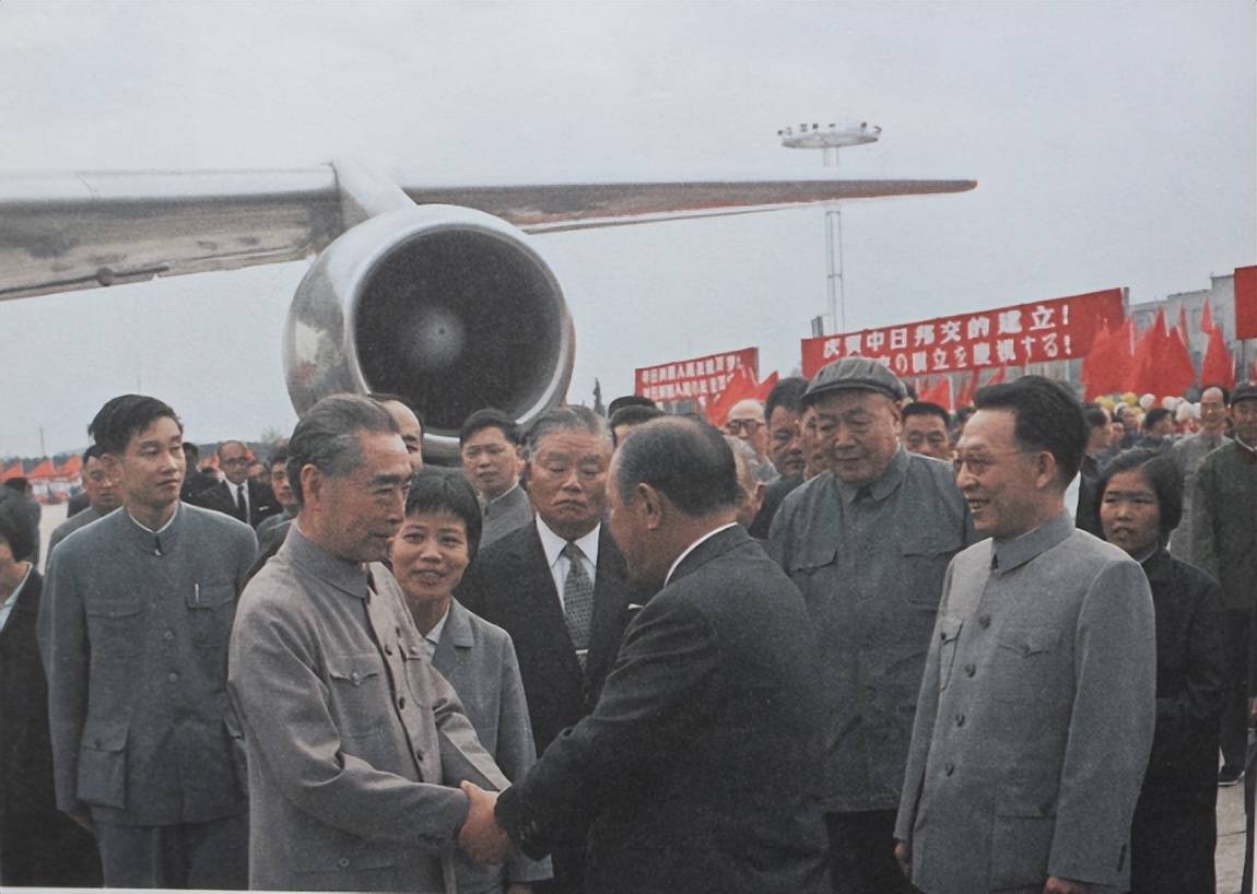 原创1972年9月25日，日本首相田中角荣访华，总理到机场迎接