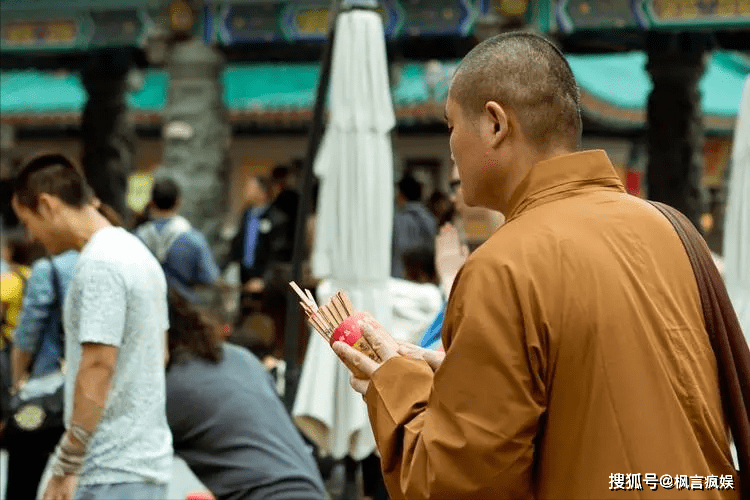 梦境之旅，与好友共赴寺庙，见证和尚烧香的心灵启示