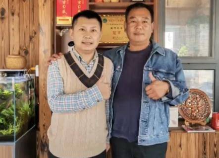 何云伟与开云体育 开云官网农家乐老板合影被网友们戏谑：弊大于利(图5)