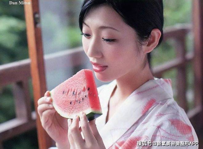 统一东亚男人审美的色气美人，爆瘦30斤再复出变这样了？