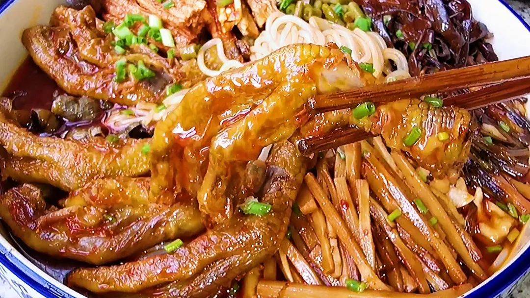 广西柳州螺蛳粉全教程，包括秘制汤底及各类小料，在家就能嗦到好吃的粉了