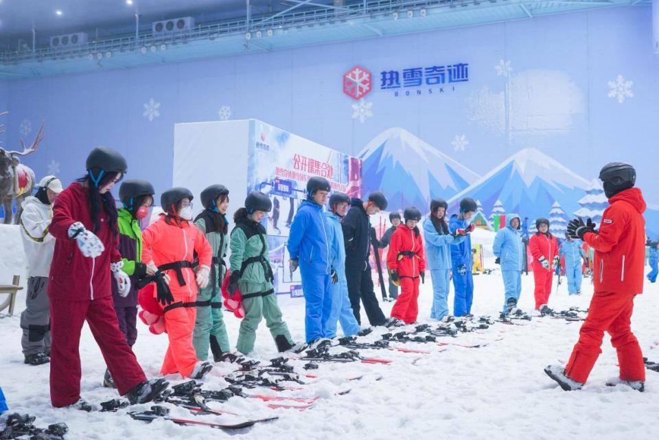 八月重庆热雪奇迹滑雪公开课免费开启让谈球吧体育您轻松享受雪地乐趣！(图3)