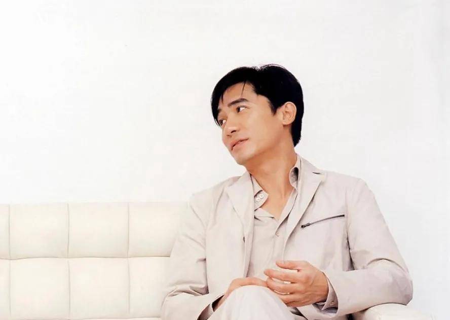 58岁梁朝伟近照略显老态，与年轻时差距大，网友：快赶上李连杰