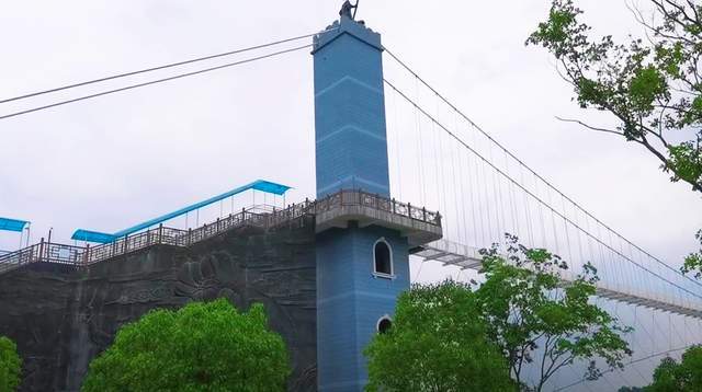 雷火 雷火电竞 app在武汉黄陂大山里体验高空玻璃天桥：扶护栏走一圈鸟瞰森林风景(图6)