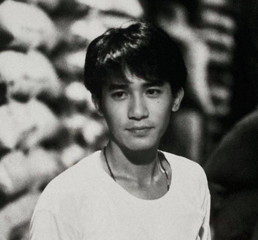 魅力十足！58岁梁朝伟代言游戏品牌，头发乌黑浓密显年轻