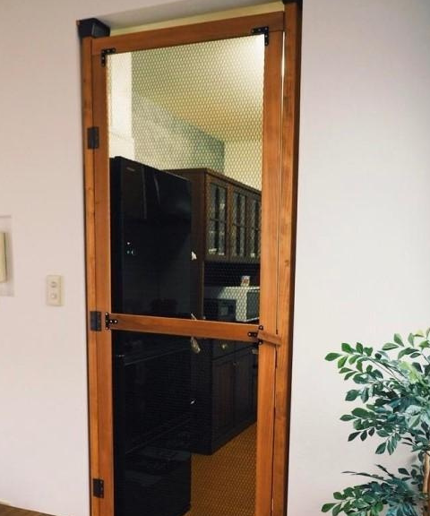 为了防止猫进入厨房，店主做了一个特制的网门