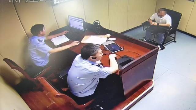根据受害人鲁某的描述，民警及时固定证据，通过调取银行流水，以及水泥