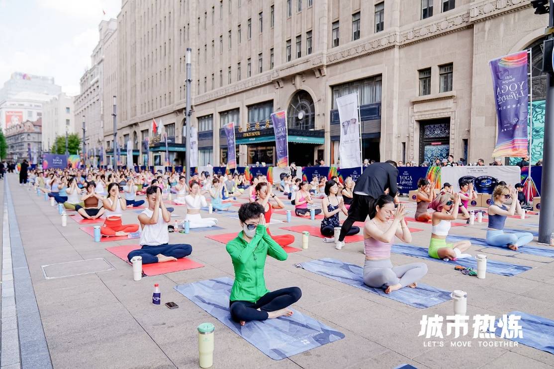 泛亚电竞上海瑜伽生活节落幕南京路步行街 华为WATCH 4为运动保驾护航(图2)