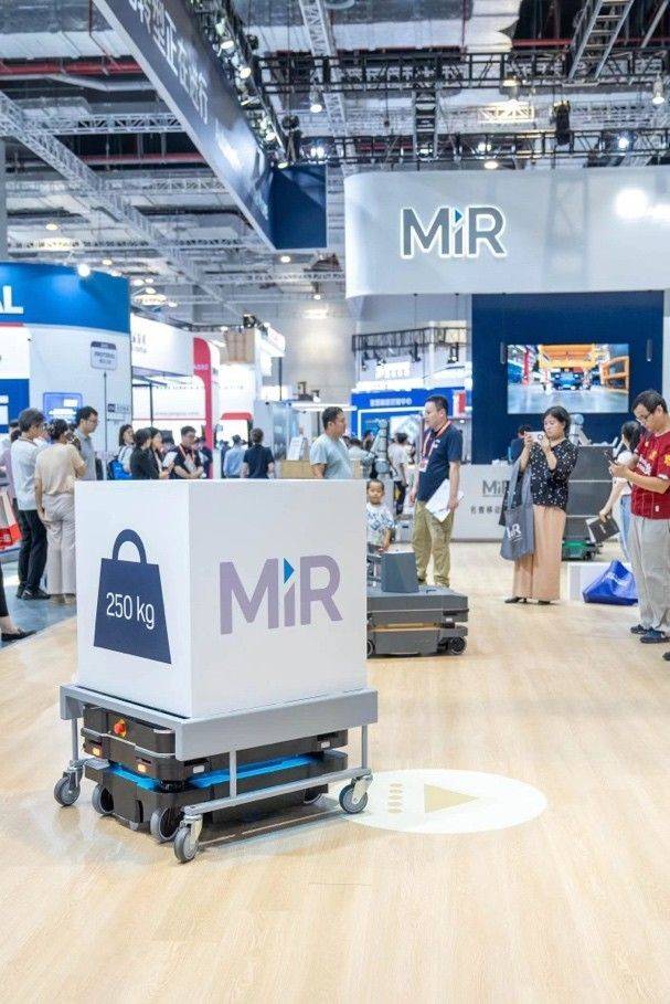 AG九游会机器人公司MiR参与2023工博会展示产业物流技术创新成果(图1)