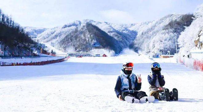 谈球吧体育伏牛山滑雪度假乐园位于栾川县老界岭北坡被誉为中原第一滑雪场(图1)