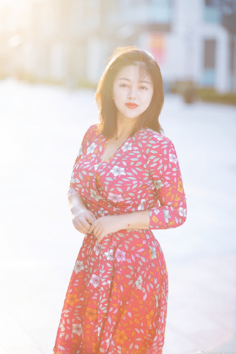 原创雪村老婆罕见出镜，靠时尚片出名的她，如今身材臃肿胖到难以辨认