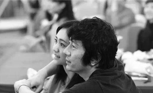 原创郑钧：与18年发妻离婚，转身娶小15岁刘芸，还为她剪去一头长发！