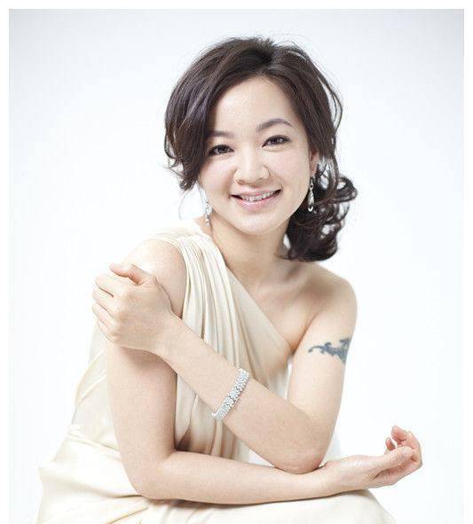 原创阿雅的活佛老公，终于露真容了，女儿都六岁了，三人享受天伦时光