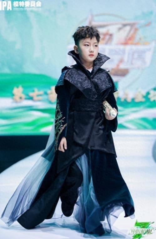 第七季完美童模全球总决赛 荣耀官李智博帅气张扬 独具魅力！