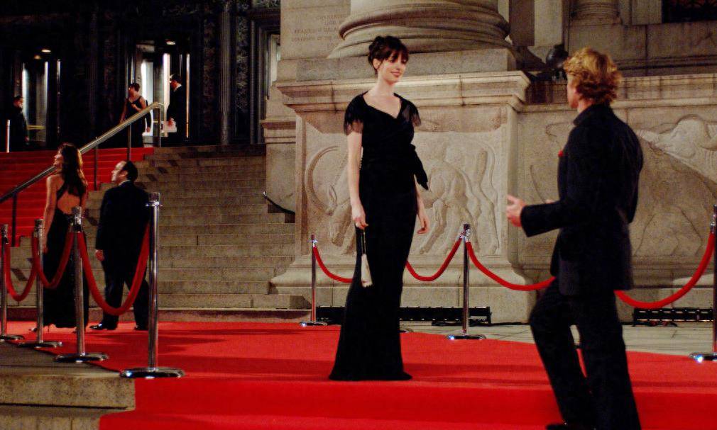 《穿普拉达的女王》:霸主上班时尚造型,英雄服饰引领时尚潮流