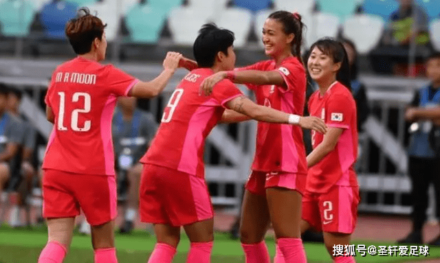 10-1！亚洲亚军大狂暴，6分钟连轰3球，中国女足小组出线迎短期利好