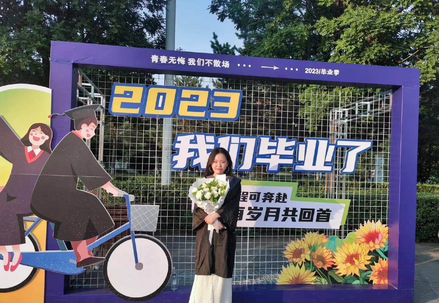 原创女生身穿黑色学士服，脚踩尖头高跟鞋，毕业后迎来人生巅峰