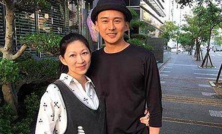 原创她47岁为怀孕打了上百针，放弃事业恩爱后倒立，如今喜获龙凤胎