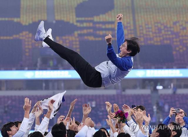 原创             安洗莹、黄善洪分获韩国体育记者评选的“年度运动员、教练员奖”