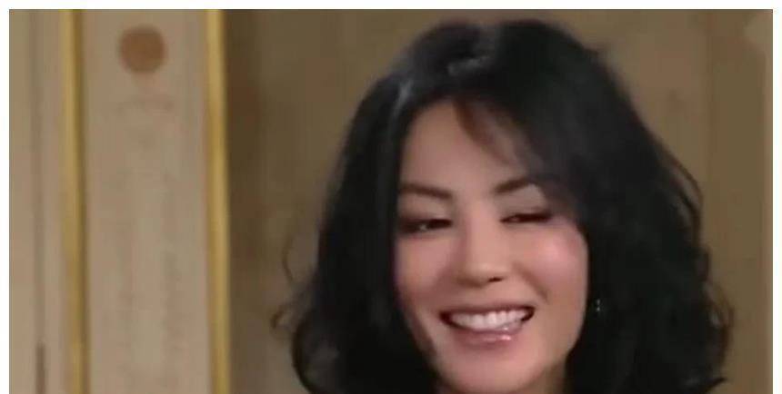 原创王菲和李亚鹏当年一起接受杨澜的采访，从眼神到身体都透露着嫌弃