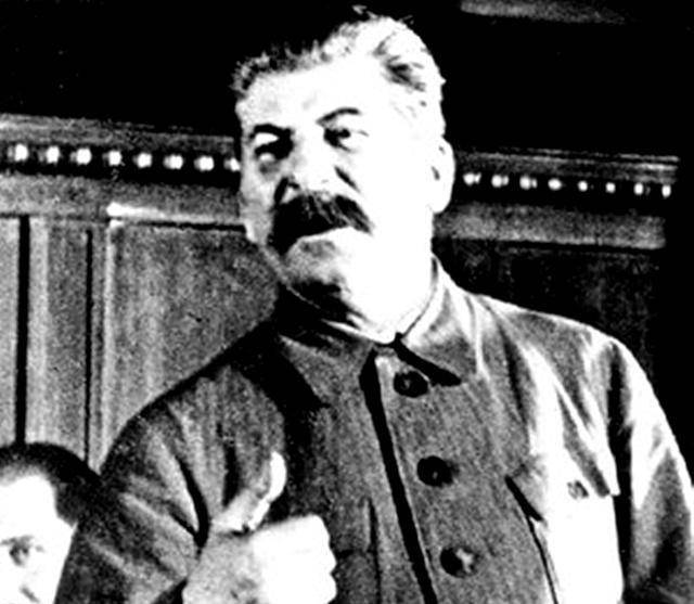 座高7134米的山峰则被命名为列宁峰，还一座6726米的山峰被改为马克思峰。斯大林在很多场合都要求，学者对历史的研究要与布尔什维克党保持一致，