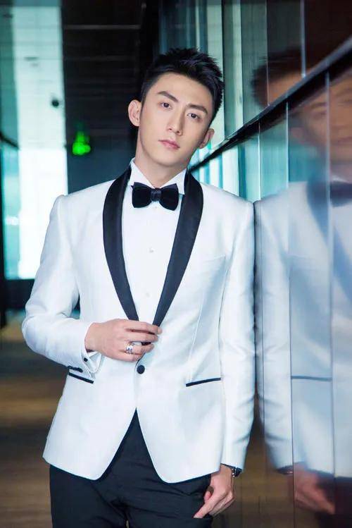 黄景瑜身高187，2016年主演网络剧《上瘾》进入演艺圈，2018年主演海军题材