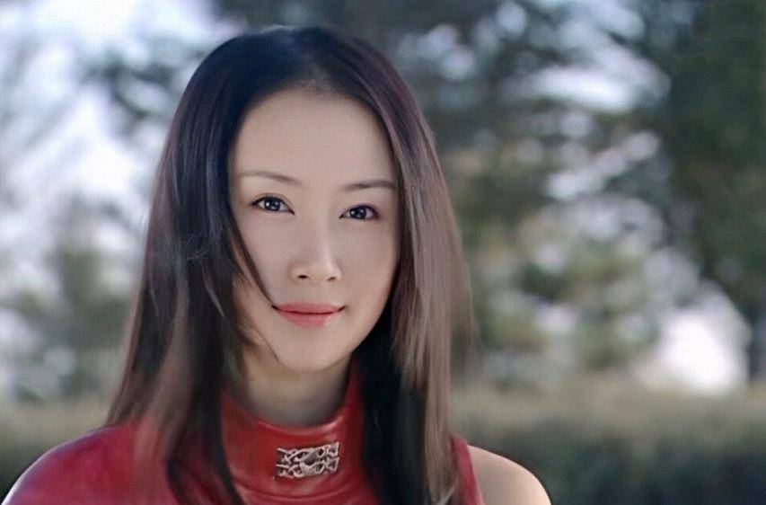 创造了电视八套收视记录，她饰演的智能手机傻妞，至今都让人念念不忘。