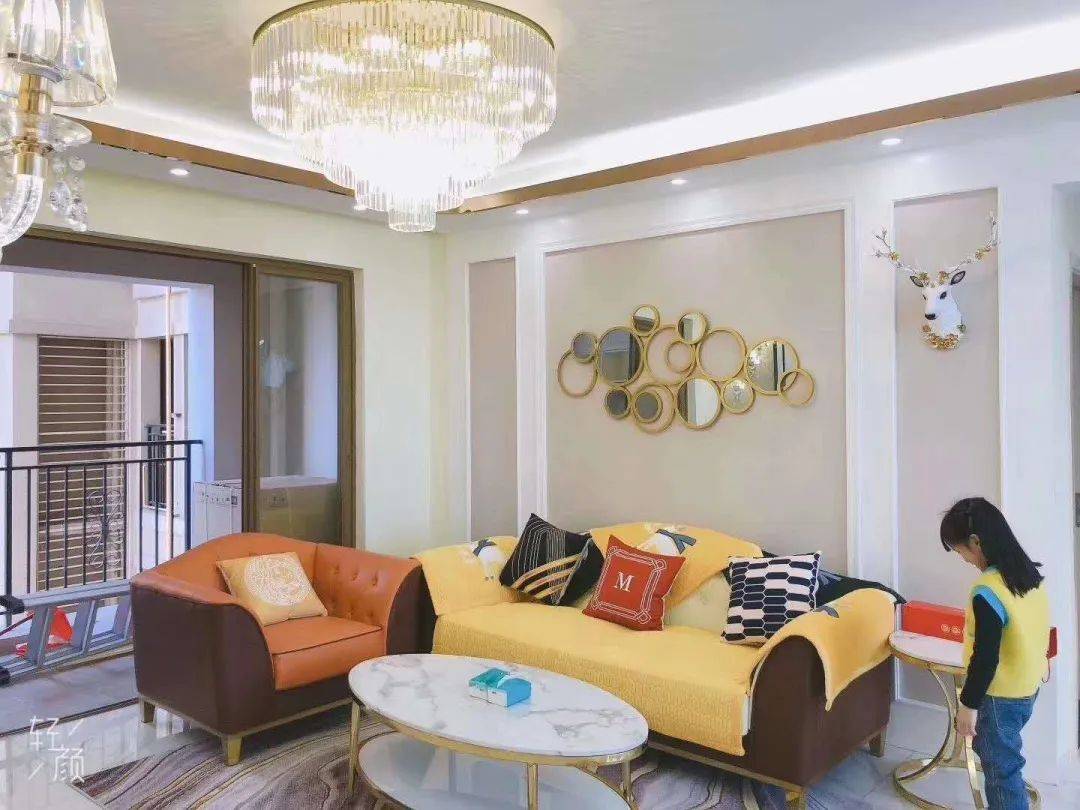 金边吊顶搭配金色的水晶灯,映射出暖色调的客厅.