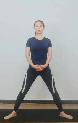 (二)下蹲式此体式加速臀部和腿部血液循环,消耗多余脂肪,紧实臀部和