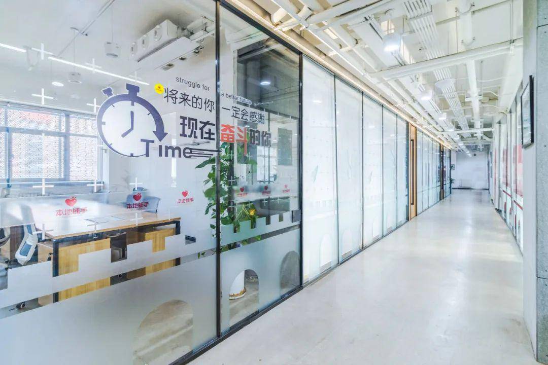 人均工位面积_办公室工位照片