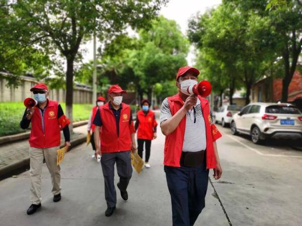 多揣一包口罩,自发轮流值守……武汉社区志愿者这样做