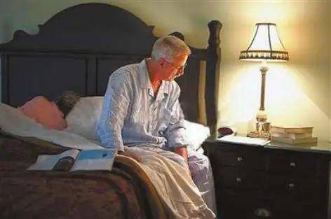 保姆闷死83岁老人：家政圈的杀人产业链终于曝光