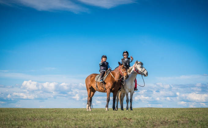 骑着马,探索草原的广阔,像游牧民族那样生活一天