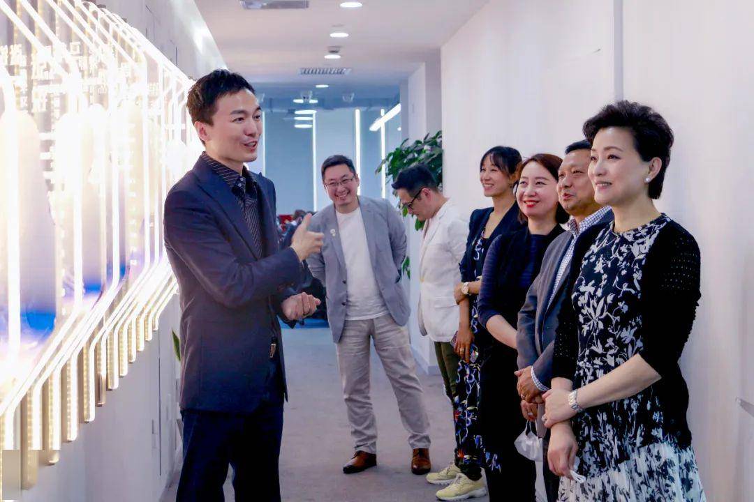 松鼠ai 1对1代言人杨澜女士,进走松鼠ia总部进行参观考察!