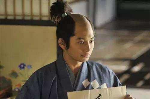 古代日本人的发型,为什么总是把中间的头发,完全给剃光?