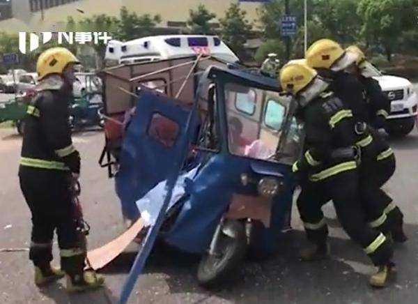 岳母@发现竟是岳父岳母，他前去解救车祸被困人员