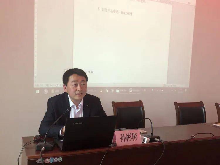 区电商协会副会长任战鹏,围绕"抖音小店,视频营销等最新农产品电子