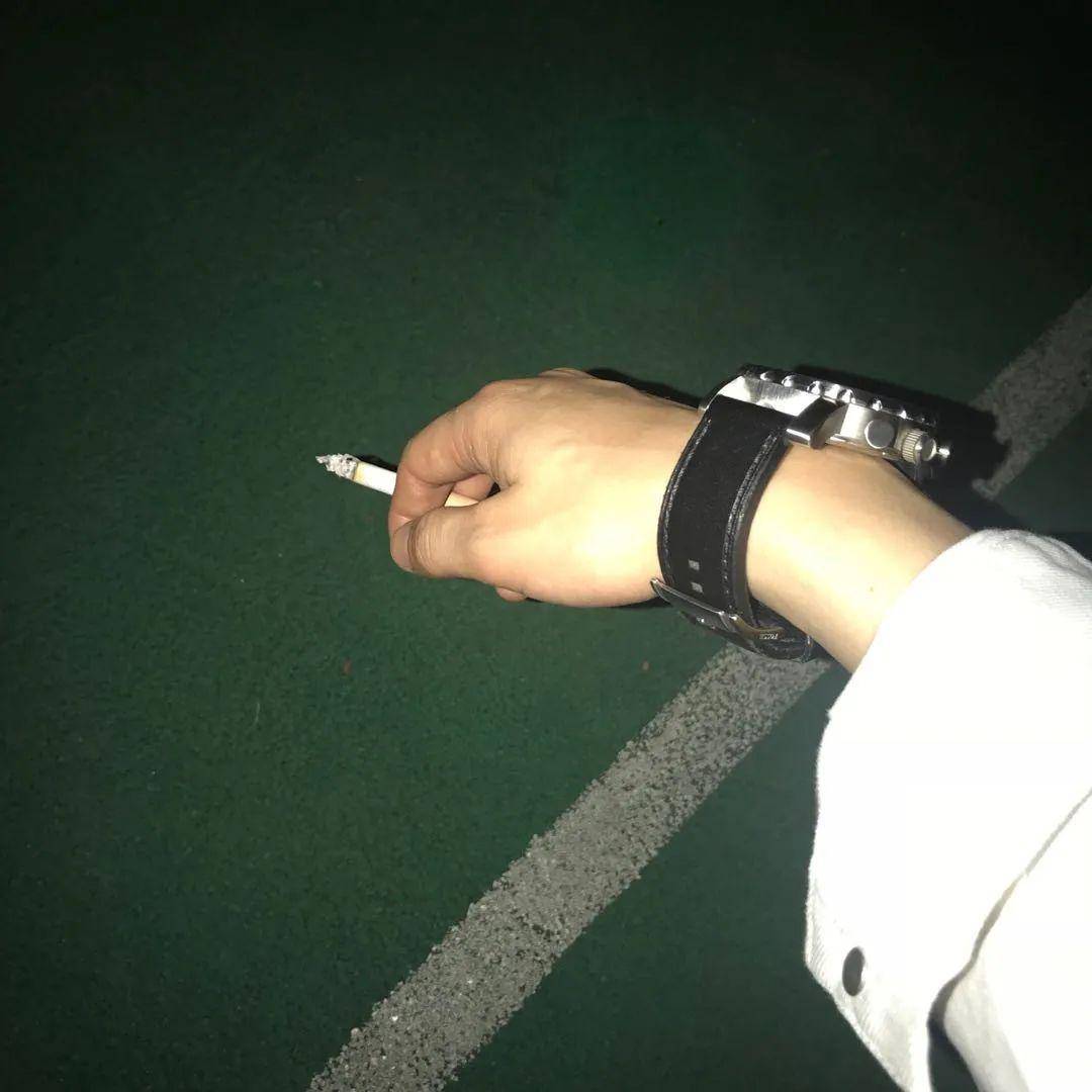 想去购物中心后巷抽根烟
