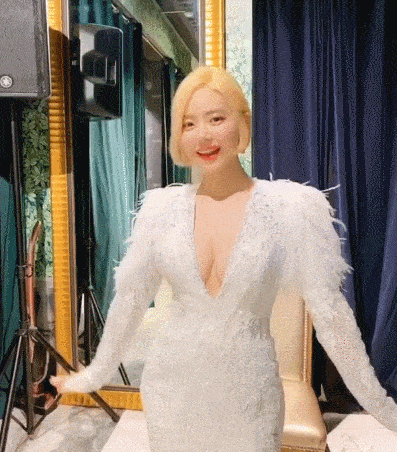 很多人看到她之后, dj miu不仅颜值高,身材好, 业务水平也一流, 在